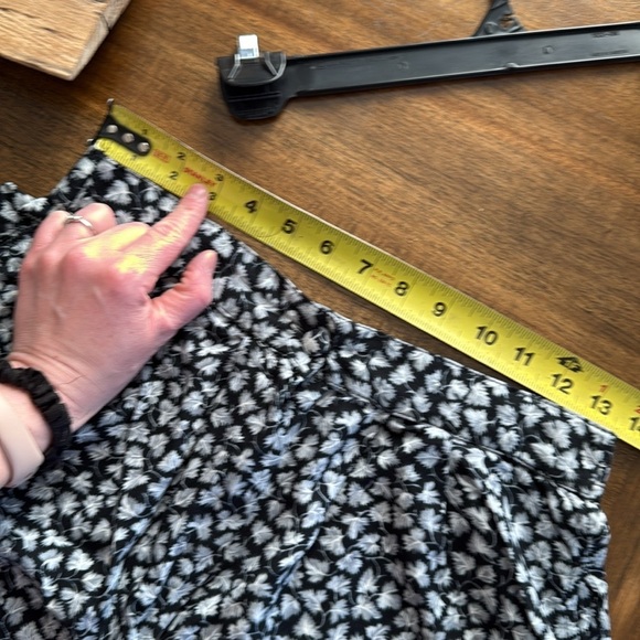 Vintage Honors Apparel Black and White Long shorts with Floral Print medium - Picture 5 of 10